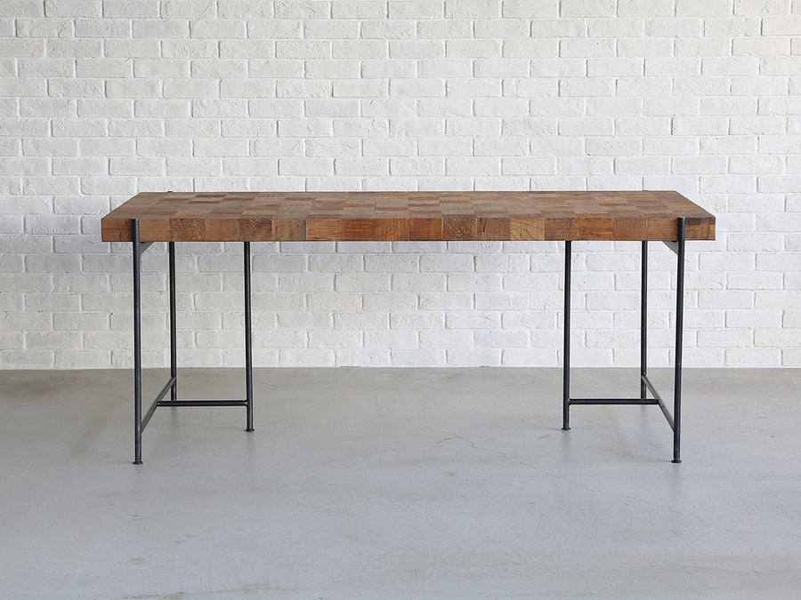 DARS DINING TABLE